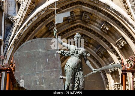 Séville, Espagne - 09 septembre 2015 : réplique de la statue d'El Giraldillo ou Triumph de la foi victorieuse devant la porte du prince en Simal Banque D'Images