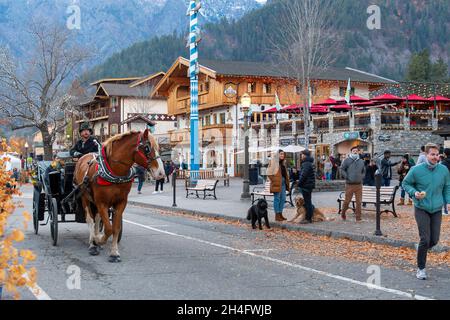 Une calèche à louer avec les touristes dans le village bavarois coloré de Leavenworth. Banque D'Images