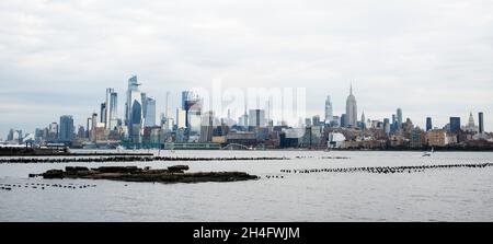 Vue panoramique sur les gratte-ciel de Midtown Manhattan depuis l'autre côté du fleuve Hudson Banque D'Images