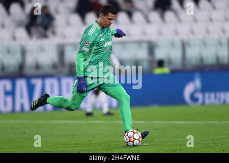 Turin, Italie.02 novembre 2021.Wojciech Szczesny, de Juventus FC, contrôle le ballon lors du match de l'UEFA Champions League Group H entre Juventus FC et le FC Zenit au stade Allianz le 02 novembre 2021 Turin, Italie .Credit: Marco Canoniero / Alamy Live News Banque D'Images