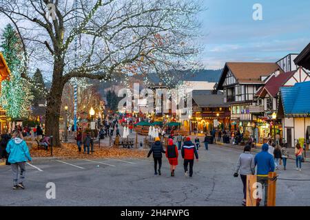 Les touristes apprécient une soirée en début de soirée dans la rue principale du village bavarois de Leavenworth, dans les montagnes Cascade de Washington. Banque D'Images