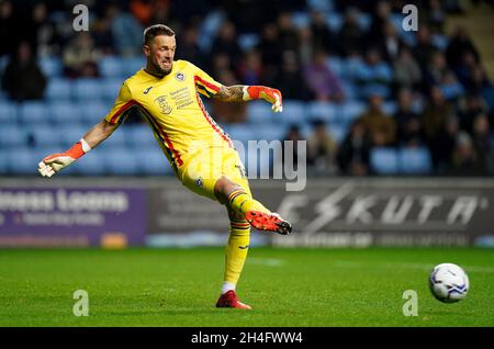 Ben Hamer, gardien de but de Swansea City, est en action lors du match de championnat Sky Bet à l'arène Coventry Building Society, à Coventry.Date de la photo: Mardi 2 novembre 2021. Banque D'Images