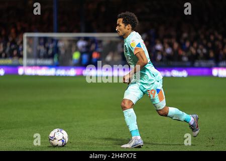 Peterborough, Royaume-Uni.02 novembre 2021.Duane Holmes #19 de Huddersfield Town Breaks avec le ballon à Peterborough, Royaume-Uni le 11/2/2021.(Photo de Mark Cosgrove/News Images/Sipa USA) crédit: SIPA USA/Alay Live News Banque D'Images