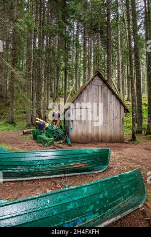 Construit entre de grands conifères de sapin, peut-être pour le stockage de bateaux de type canoë pour pagayer dans les lacs voisins, dans la région de montagne de Durmitor. Banque D'Images