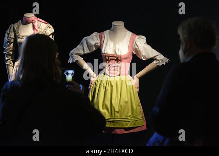 DAS 'Dirndl', ein typisch österreichisches und bayerisches Kleid, Europa - le 'Dirndl', une robe typiquement autrichienne et bavaroise, Europe Banque D'Images