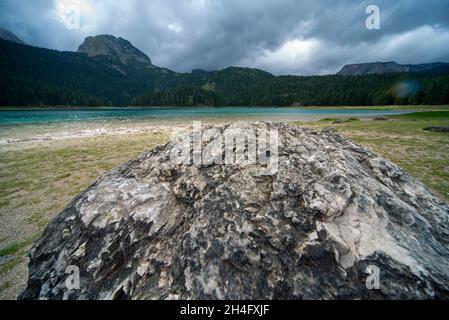 Reflétant la texture et la forme d'un grand pic éloigné du Mont Durmitor, à distance, parmi les nuages orageux, formé du même type de roche. Banque D'Images