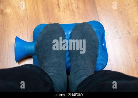Pieds froids dans le bureau à la maison Banque D'Images