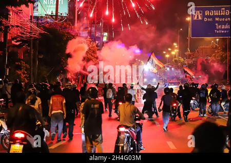 Bangkok, Thaïlande.22 août 2021.Les manifestants anti-gouvernement tirent les feux d'artifice sur la ligne de police de Riot à Vibhavadi Rangsit Road sur le chemin du 1er Régiment d'infanterie, maison du PM Prayut lors d'une manifestation contre le gouvernement.(Photo par Edirach Toumlamoon/Pacific Press/Sipa USA) crédit: SIPA USA/Alay Live News Banque D'Images