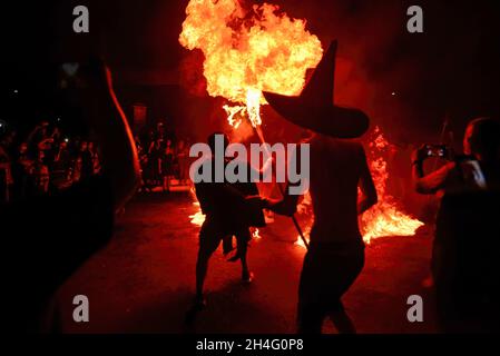 Tonacatepeque, Salvador.1er novembre 2021.Un fêtard se produit avec le feu, pendant la parade.Les salvadoriens ont célébré la traditionnelle « la Calabiuza » où les fêtards se déguient en personnages du folklore local à la veille de « Ìa de los Muertos ».(Photo de Camilo Freedman/SOPA Images/Sipa USA) crédit: SIPA USA/Alay Live News Banque D'Images