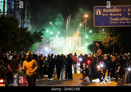 Bangkok, Thaïlande.12 septembre 2021.Les médias grimpent une clôture pour faire la queue derrière les manifestants en ordant la police anti-émeute pour nettoyer cette zone et aller travailler derrière la file des manifestants.(Photo par Edirach Toumlamoon/Pacific Press/Sipa USA) crédit: SIPA USA/Alay Live News Banque D'Images