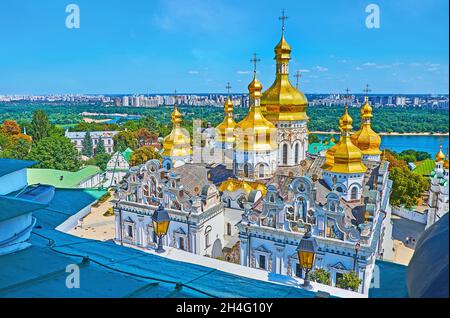 Les dômes d'or de la Nativité de la Sainte Vierge Marie Eglise de Kyiv Monastère de Lavra Pechersk et Dniepr vu depuis le balcon au sommet du Grand Bel Banque D'Images
