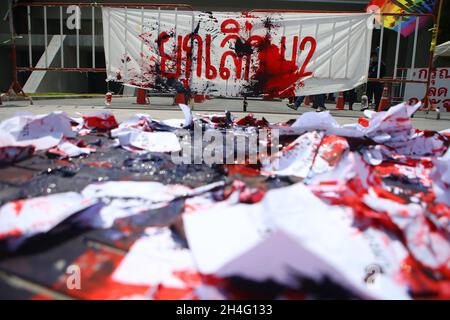 Bangkok, Thaïlande.27 octobre 2021.Les citoyens pro-démocratie se sont réunis devant l'Assemblée nationale pour présenter une lettre demandant aux parlementaires d'enquêter sur l'utilisation de la loi de lèse-majesté pour vaincre les partisans pro-démocratie.Avant le dépôt de la lettre, un art de perfomance a été montré montrant une application injuste de la loi.(Photo de Kan Sangtong/Pacific Press/Sipa USA) crédit: SIPA USA/Alay Live News Banque D'Images