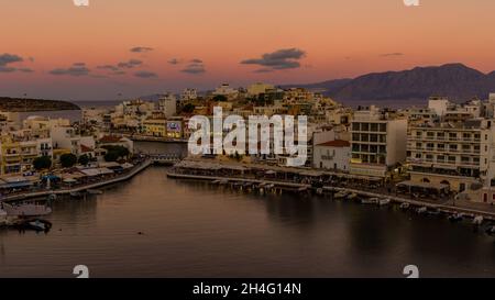AGIOS NIKOLAOS, GRÈCE - SEPTEMBRE 24 2021 : vue panoramique du coucher de soleil sur le lac à la ville d'Agios Nikolaos dans la région de Lasithi du grec i. Banque D'Images
