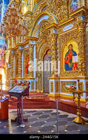 KIEV, UKRAINE - 14 AOÛT 2021 : la splendide iconostase dorée sculptée dans la cathédrale de la Dormition de Kiev Pechersk Monastère de Lavra avec des icônes et de l'argent Ho Banque D'Images