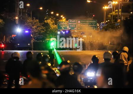 Bangkok, Thaïlande.12 septembre 2021.Des manifestants antigouvernementaux ont brûlé l'Arc commémoratif royal sur la route Chaloem Maha Nakhon Expressway pour protester contre l'échec du gouvernement à gérer la COVID-19.(Photo par Edirach Toumlamoon/Pacific Press/Sipa USA) crédit: SIPA USA/Alay Live News Banque D'Images