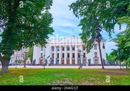 La façade du bâtiment néoclassique de la Verkhovna Rada, le Parlement d'Ukraine, situé sur la place de la Consttuion, à Kiev Banque D'Images