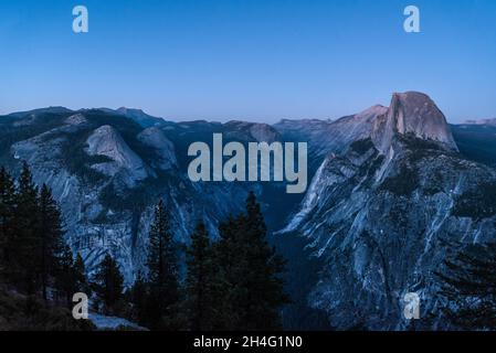 Ciel nocturne pittoresque au-dessus de la célèbre montagne Half Dome, Yosemite NP, États-Unis Banque D'Images