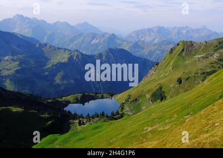 Réflexions du ciel bleu et des nuages dans le lac miroir Alpsee sur le Mont Nebelhorn, Oberstdorf dans les Alpes d'Allgau, Bavière, Allemagne Banque D'Images