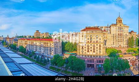 Panorama de la rue principale de la ville - avenue Khreshchatyk avec ses bâtiments de style staliniste, ruelle de châtaigniers de cheval, magasins et restaurants, Kiev, U Banque D'Images