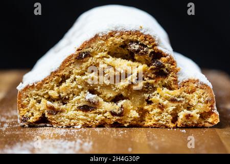 Gâteau de Skollen au massepain, coupé en tranches de sucre glace Banque D'Images