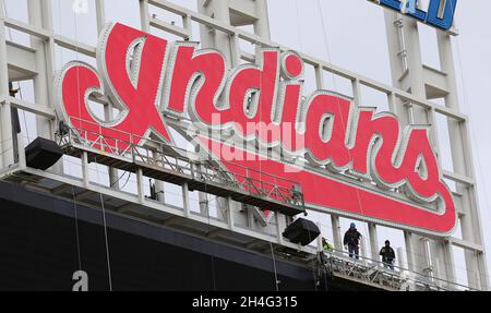 Cleveland, États-Unis.02 novembre 2021.Les équipages commencent à démonter les « Indiens » du tableau de bord des Cleveland Indians au progressive Field de Cleveland, Ohio, le mardi 2 novembre 2021.Photo par Aaron Josefczyk/UPI crédit: UPI/Alay Live News Banque D'Images