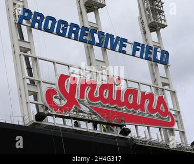 Cleveland, États-Unis.02 novembre 2021.Les équipages commencent à démonter les « Indiens » du tableau de bord des Cleveland Indians au progressive Field de Cleveland, Ohio, le mardi 2 novembre 2021.Photo par Aaron Josefczyk/UPI crédit: UPI/Alay Live News Banque D'Images
