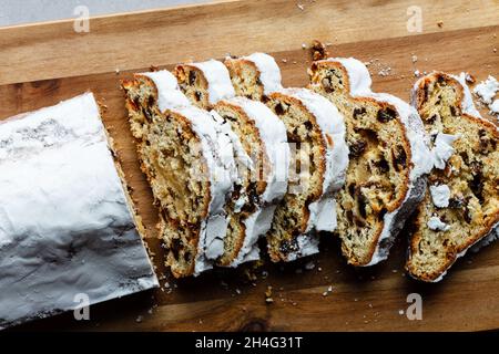 Directement au-dessus de la dose de gâteau de massepain Stollen avec du sucre glace, tranché Banque D'Images