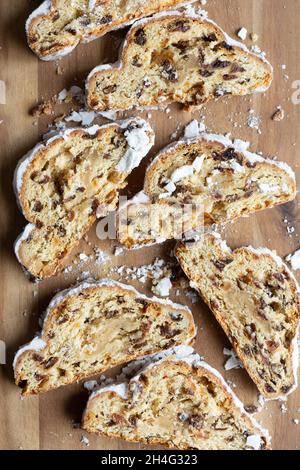 Directement au-dessus de la dose de gâteau de massepain Stollen avec du sucre glace, tranché Banque D'Images