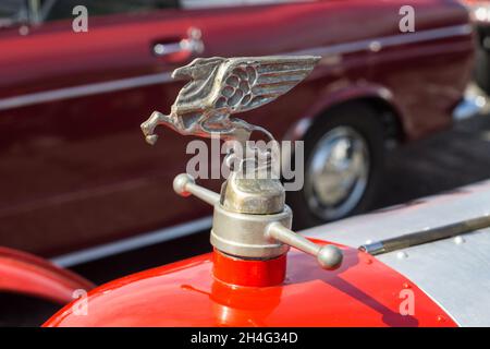 Gros plan de la sculpture de l'ornement de capot sur une voiture de course classique vintage Amilcar C6 1927 rouge Banque D'Images