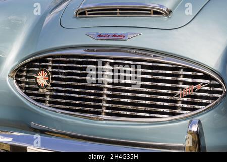 Gros plan sur la calandre avant chromée d'une voiture sport à toit ouvert Austin-Healey 100-6 britannique des années 1950, bleu argent Banque D'Images