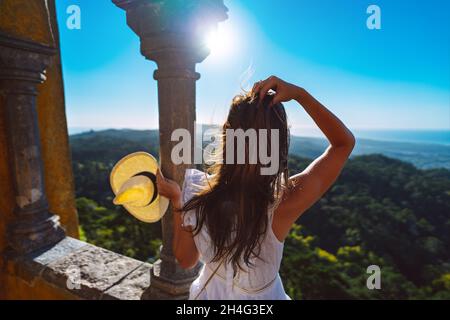 Jeune femme touriste appréciant la vue magnifique pendant la journée ensoleillée d'été.Concept de vacances Banque D'Images