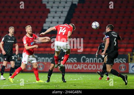 LONDRES, ROYAUME-UNI.2 NOV Conor Washington de Charlton Athletic a une tête sur le but lors du match Sky Bet League 1 entre Charlton Athletic et Rotherham United à la Valley, Londres, le mardi 2 novembre 2021.(Credit: Tom West | MI News) Credit: MI News & Sport /Alay Live News Banque D'Images