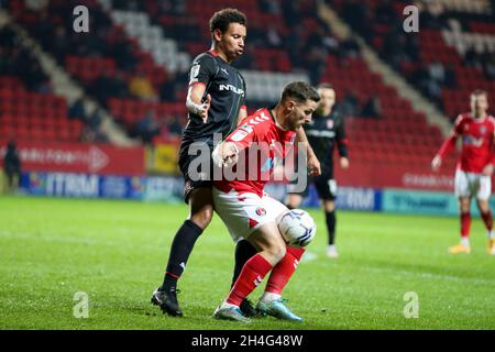 LONDRES, ROYAUME-UNI.2 NOV Conor Washington de Charlton Athletic protège le ballon lors du match Sky Bet League 1 entre Charlton Athletic et Rotherham United à la Valley, Londres, le mardi 2 novembre 2021.(Credit: Tom West | MI News) Credit: MI News & Sport /Alay Live News Banque D'Images