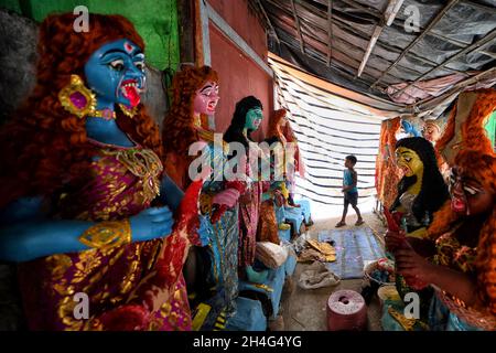 Kolkata, Inde.02 novembre 2021.Un enfant vu regardant les idoles du démon d'argile, pendant le festival Kali Puja à Kumartuli.Déesse Kali est adoré comme un sauveur de toutes les forces du mal, comme les démons et d'autres sources de puissance sombre.La déesse Kali sert de bonheur selon la mythologie hindoue.Crédit : SOPA Images Limited/Alamy Live News Banque D'Images