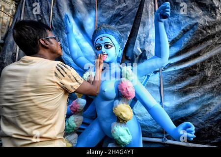 Kolkata, Inde.02 novembre 2021.Un artiste a vu faire des touches finales à une idole d'une déesse Kali, pendant le festival Kali Puja à Kumartuli.Déesse Kali est adorée comme un sauveur de toutes les forces du mal, comme les démons et d'autres sources de puissance sombre.La déesse Kali sert de bonheur selon la mythologie hindoue.Crédit : SOPA Images Limited/Alamy Live News Banque D'Images