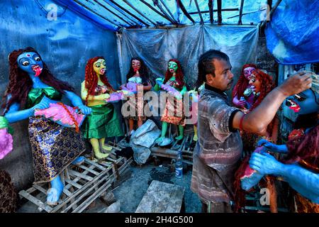 Kolkata, Inde.02 novembre 2021.Un artiste vu faire des touches finales aux idoles d'une déesse Kali, pendant le festival Kali Puja à Kumartuli.Déesse Kali est adoré comme un sauveur de toutes les forces du mal, comme les démons et d'autres sources de puissance sombre.La déesse Kali sert de bonheur selon la mythologie hindoue.Crédit : SOPA Images Limited/Alamy Live News Banque D'Images