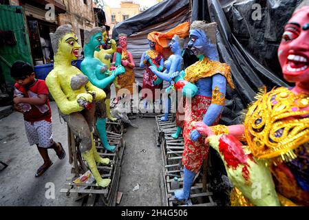 Kolkata, Inde.02 novembre 2021.Des sculptures d'argile démon sont vues sur le bord de la route, pendant le festival Kali Puja à Kumartuli.Déesse Kali est adorée comme un sauveur de toutes les forces du mal, comme les démons et d'autres sources de puissance sombre.La déesse Kali sert de bonheur selon la mythologie hindoue.Crédit : SOPA Images Limited/Alamy Live News Banque D'Images