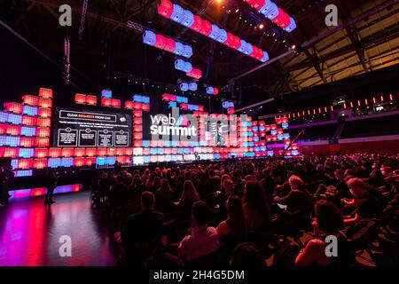 Lisbonne, Portugal.02 novembre 2021.Vue générale de la scène du centre de l'arène d'Altice pendant la deuxième journée du Sommet du Web 2021 à Lisbonne. C'est l'une des plus grandes conférences technologiques au monde et aussi un point de rencontre pour le débat sur l'évolution technologique dans la vie des gens.Cette année, environ 40.000 participants sont attendus au Sommet du Web.Crédit : SOPA Images Limited/Alamy Live News Banque D'Images