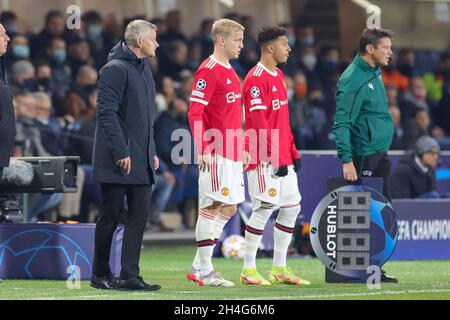 Bergame, Italie.02 novembre 2021.Bergame, Italie, 2 novembre 2021, Substitut Donny van de Beek (34) de Manchester United et Jadon Sancho (25) de Manchester United se présentent lors de la Ligue des champions de l'UEFA, match de football du Groupe F entre Atalanta BC et Manchester United le 2 novembre 2021 au stade Gewiss de Bergame, Italie - photo :Nigel Keene/DPPI/LiveMedia crédit: Agence de photo indépendante/Alamy Live News Banque D'Images