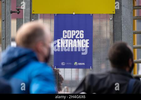 Glasgow, Écosse, Royaume-Uni.2 novembre 2021.Les délégués s'approchant des tourniquets d'entrée de la COP26 crédit: Kay Roxby/Alay Live News Banque D'Images