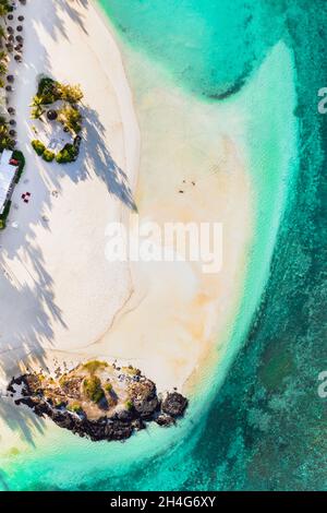 Photo aérienne de la côte est de l'île Maurice. Vol au-dessus du lagon turquoise de Maurice dans la région de Belle Mare Banque D'Images