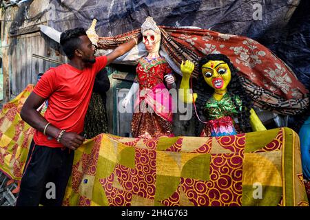 Kolkata, Inde.02 novembre 2021.Un artiste vu faire des touches finales aux idoles d'une déesse Kali, pendant le festival Kali Puja à Kumartuli.Déesse Kali est adoré comme un sauveur de toutes les forces du mal, comme les démons et d'autres sources de puissance sombre.La déesse Kali sert de bonheur selon la mythologie hindoue.(Photo par Avishek Das/SOPA Images/Sipa USA) crédit: SIPA USA/Alay Live News Banque D'Images