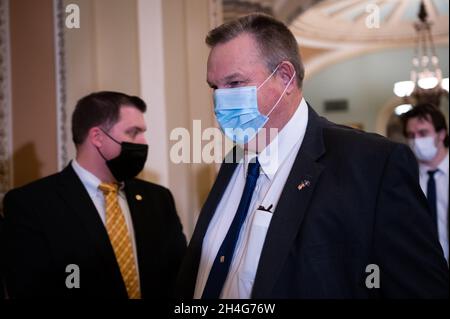 Washington, États-Unis.02 novembre 2021.Le sénateur Jon Tester (D-MT) au Capitole des États-Unis, à Washington, DC, le mardi 2 novembre,2021. Le président Biden est à l’étranger, ayant d’abord rencontré les dirigeants du G20 à Rome et maintenant à la COP26 à Glasgow, avant de rentrer ce soir dans les négociations frénétiques du Congrès sur des milliers de milliards de dollars en priorités de dépenses démocrates.(Graeme Sloan/Sipa USA) Credit: SIPA USA/Alay Live News Banque D'Images