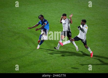 High Wycombe, Royaume-Uni.02 novembre 2021.Anthony Stewart, de Wycombe Wanderers, passe le ballon devant Macauley bonne (en prêt de QPR) (au centre) et Kyle Edwards, d'Ipswich Town, lors du match de la Sky Bet League 1 entre Wycombe Wanderers et Ipswich Town à Adams Park, High Wycombe, en Angleterre, le 2 novembre 2021.Photo d'Andy Rowland.Crédit : Prime Media Images/Alamy Live News Banque D'Images