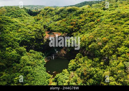 Vue aérienne depuis le dessus de la cascade de Tamarin sept cascades dans les jungles tropicales de l'île Maurice. Banque D'Images