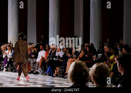 Athenes Xclusive Designers week au Zappeion Hall d'Athènes, Grèce, le 2 novembre 2021.Crédit: ALEXANDROS MICHAILIDIS/Alamy Live News Banque D'Images