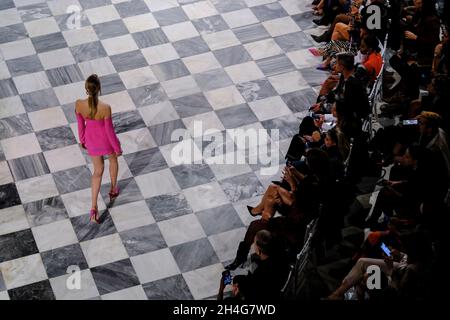 Athenes Xclusive Designers week au Zappeion Hall d'Athènes, Grèce, le 2 novembre 2021.Crédit: ALEXANDROS MICHAILIDIS/Alamy Live News Banque D'Images