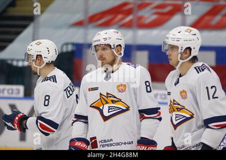 Saint-Pétersbourg, Russie.02 novembre 2021.Alexei Maklyukov (centre) de Metallurg Magnitogorsk vu pendant la saison régulière 2021-22 de la KHL de la Ligue de hockey Kontinental entre SKA Saint-Pétersbourg et Metallurg Magnitogorsk au Palais des sports de glace.Note finale; SKA Saint-Pétersbourg 2:3 Metallurg Magnitogorsk.Crédit : SOPA Images Limited/Alamy Live News Banque D'Images