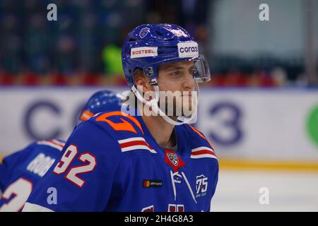 Saint-Pétersbourg, Russie.02 novembre 2021.Alexander Volkov (92) de SKA Saint-Pétersbourg vu pendant la saison régulière 2021-22 de la KHL de la Ligue de hockey Kontinental entre SKA Saint-Pétersbourg et Metallurg Magnitogorsk au Palais des sports de glace.Note finale; SKA Saint-Pétersbourg 2:3 Metallurg Magnitogorsk.Crédit : SOPA Images Limited/Alamy Live News Banque D'Images