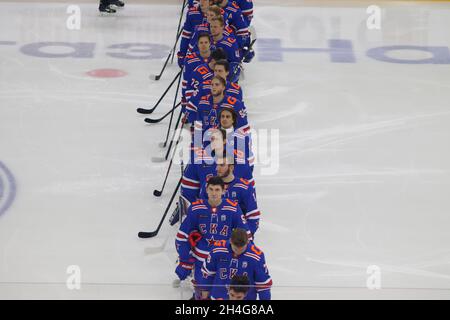 Saint-Pétersbourg, Russie.02 novembre 2021.SKA Saint Petersburg joueurs de hockey vus pendant la saison régulière de la KHL 2021-22 de la Ligue de hockey Kontinental entre SKA Saint Petersbourg et Metallurg Magnitogorsk au Palais des sports de glace. Score final; SKA Saint Petersbourg 2:3 Metallurg Magnitogorsk.Crédit : SOPA Images Limited/Alamy Live News Banque D'Images